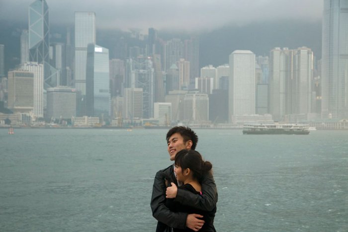 Amor frente a los rascacielos de Hong Kong