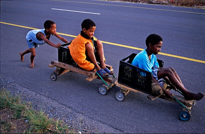 Sudáfrica - Tren Rovos Rail - Niños negros con un tren de madera - Paarl