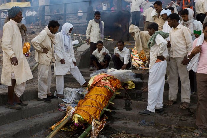 INDIA - VARANASI - Uttar Pradesh - Cremations