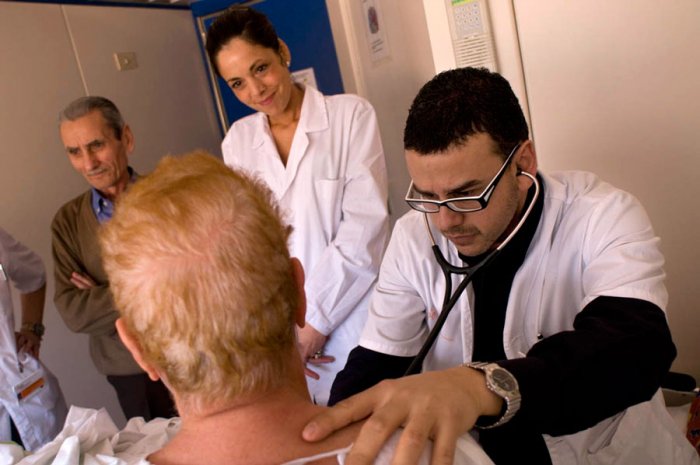 Explorando el Cáncer - Doctores Kim y María con una paciente terminal