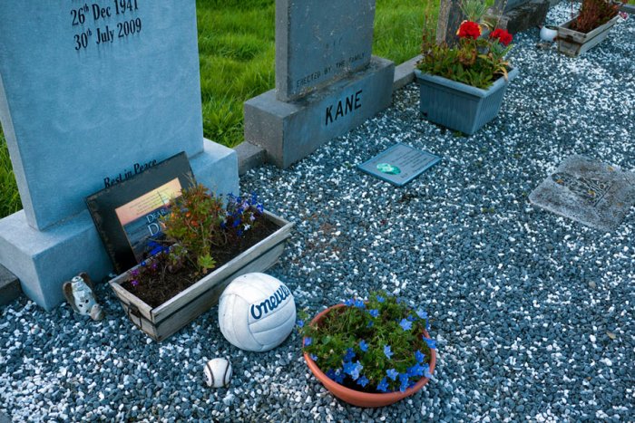 TULLY - Renvyle Peninsula - Tumba en el cementerio de Kanrawer - Connemara - Irlanda