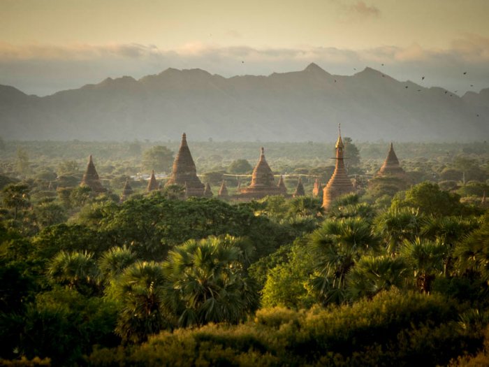 Road to Mandalay - A cruise along the Ayeyarwady River (Burma)