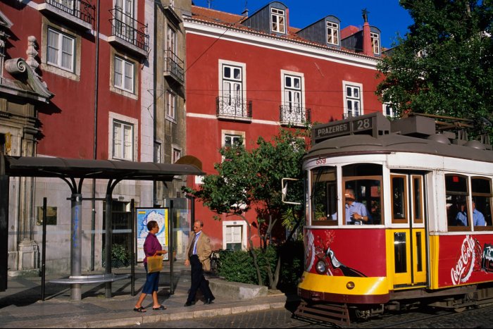 Portugal - Lisboa - Tranvía en el barrio de Alfama