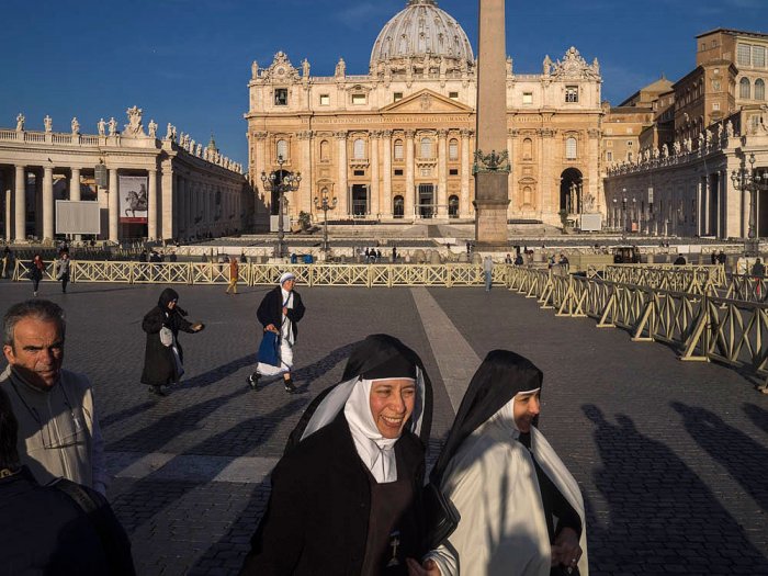 Roma - Vaticano - Monjas en la Basílica de San Pedro - Italia