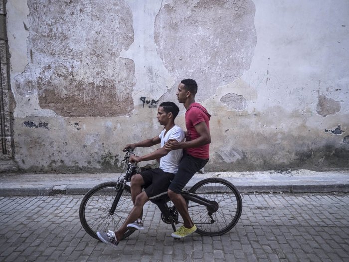 Cuba - Havana - Cyclists